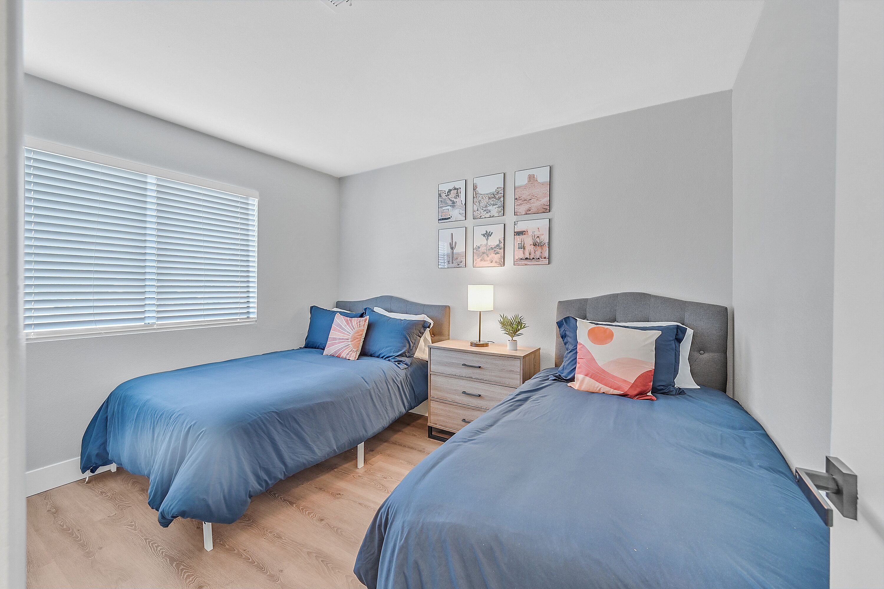 3 slaapkamers, een bureau, een strijkplank/strijkijzer, reisbedje