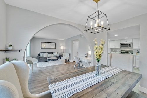 Henderson Townhome Approx. 15-20 min to the Las Vegas Strip