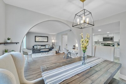 Henderson Townhome Approx. 15-20 min to the Las Vegas Strip