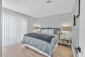 3 Schlafzimmer, Schreibtisch, Bügeleisen/Bügelbrett, Reisekinderbett