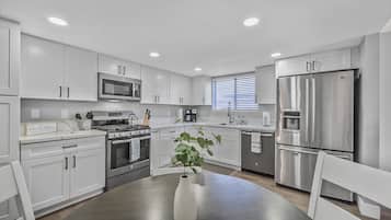 Refrigerador, microondas, horno, placa de cocina