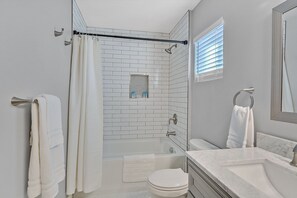 Bañera con ducha, secador de pelo, toallas, jabón