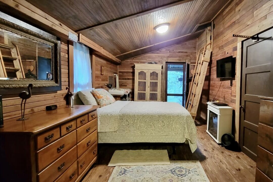 Historic Cabin Magic near Springs and UF