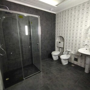 Regadera, secadora de cabello, toallas, jabón