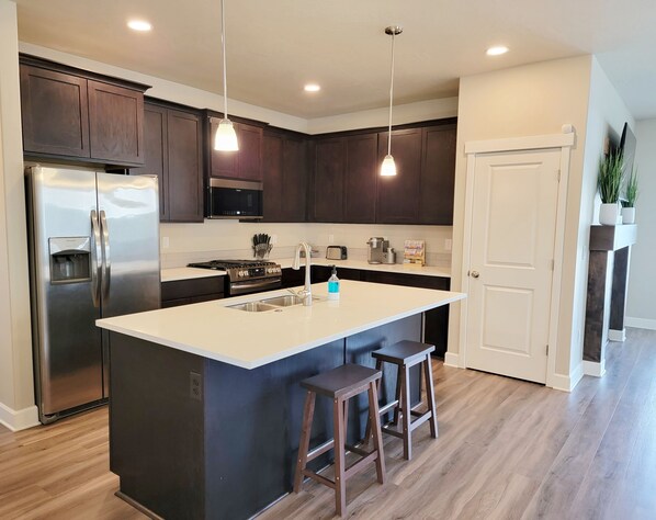 Fridge, microwave, oven, stovetop - Downtown Hermiston (Hermiston)