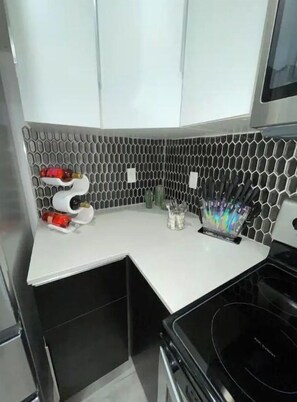 Kühlschrank, Mikrowelle, Ofen, Geschirrspüler