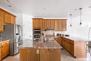 Frigorifero, microonde, forno, piano cottura