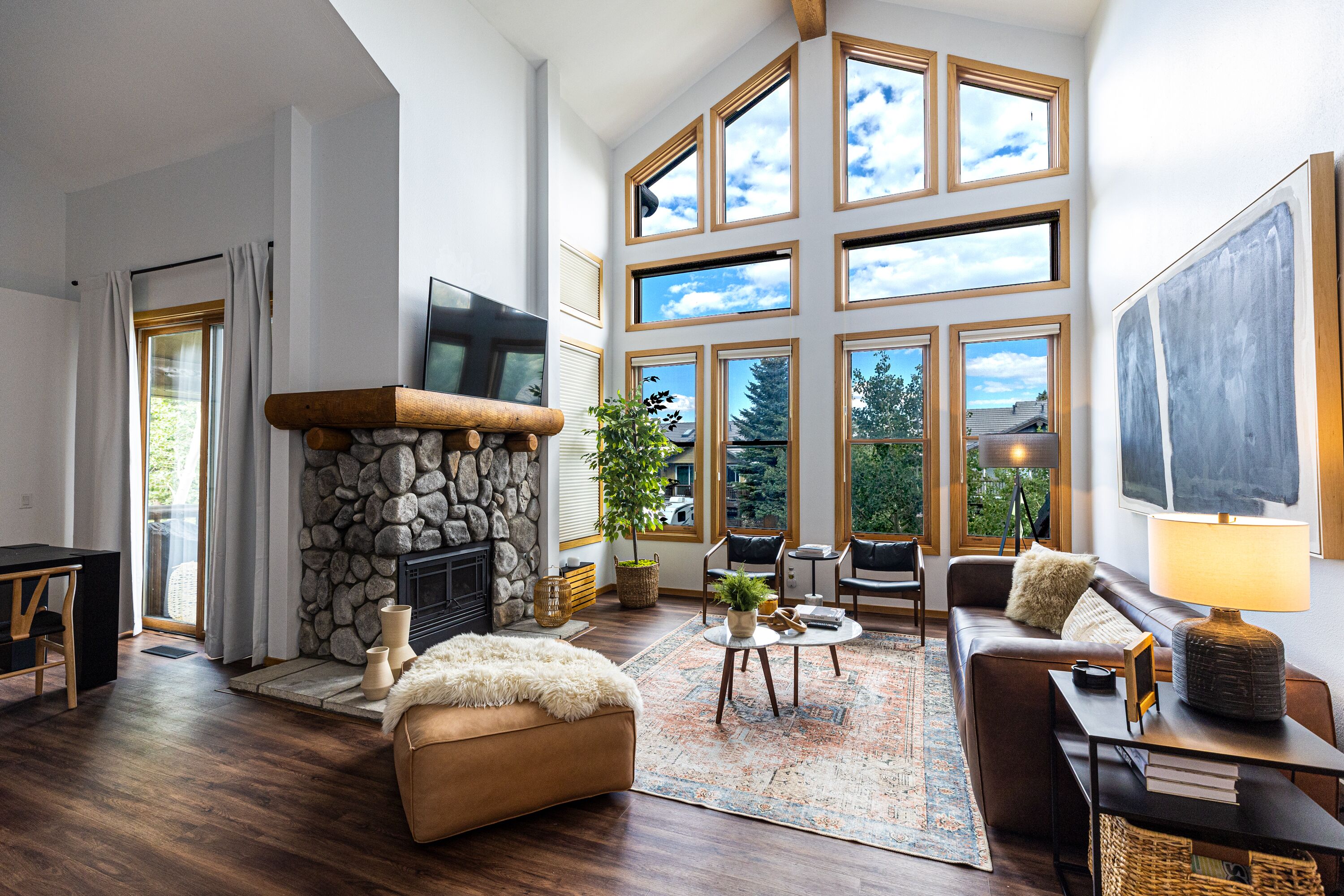 Smart TV, chimenea y libros 