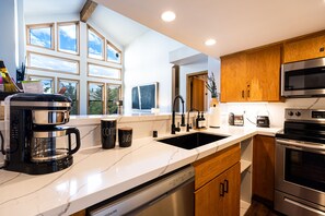 Frigorifero, microonde, forno, piano cottura