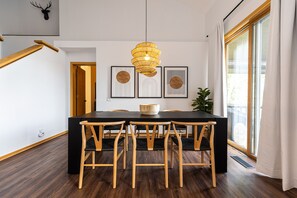 Dining - All Seasons Retreat- 2BR+Loft 3BA-Upscale Design, Gorgeous Open Spaces (Mammoth Lakes)
