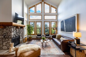 Smart TV, fireplace, books - All Seasons Retreat- 2BR+Loft 3BA-Upscale Design, Gorgeous Open Spaces (Mammoth Lakes)