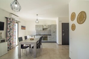 Kühlschrank, Ofen, Herdplatte, Wasserkocher mit Kaffee-/Teezubehör