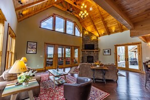 Een smart-tv, een open haard, een filmbibliotheek en een stereo