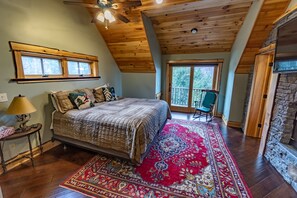 4 slaapkamers, een strijkplank/strijkijzer, reisbedje, gratis wifi