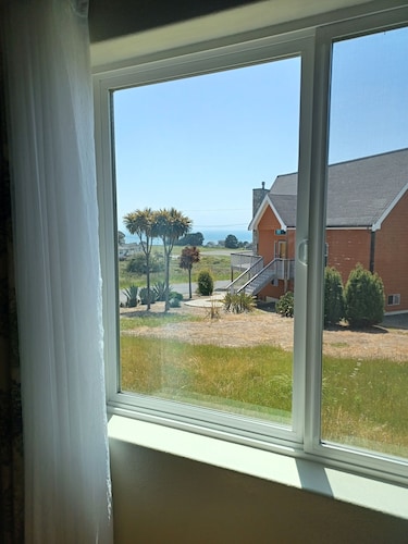 Great location on a 9 hole, golf course, short walk to the ocean.