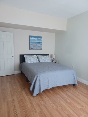 1 dormitorio, escritorio, wifi gratis y ropa de cama