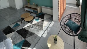 Un espacio de estar moderno con cocina, comedor y zona de descanso.