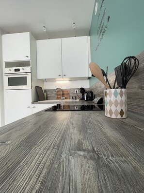 Mikrobølgeovn, kaffetrakter/tekoker og kjøkkenutstyr