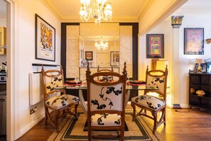 Dining - Mayfair Centre 3-Bed 5-Guest Art Nouveau Flat in 1729 Private House (London)