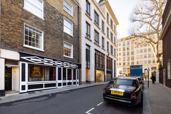 Exterior - Mayfair Centre 3-Bed 5-Guest Art Nouveau Flat in 1729 Private House (London)