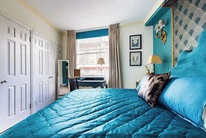 2 bedrooms, in-room safe, desk, iron/ironing board - Mayfair Centre 3-Bed 5-Guest Art Nouveau Flat in 1729 Private House (London)