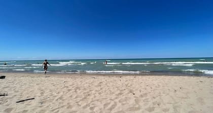 Grand Bend Getaway Cottage | Hot Tub & Relax by the Beach | 6Bed+3Bath