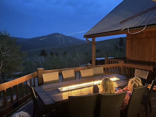 Cozy Large Cabin with hot tub and skiing and hot springs near by! Trails galore!