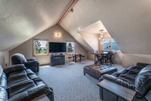 Smart TV, fireplace, video games - Cozy Large Cabin with hot tub and skiing and hot springs near by! Trails galore! (Polaris)