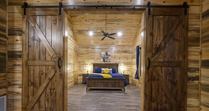 Pet Friendly 1 bedroom cabin- Come relax behind the pine curtain