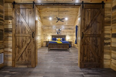 Pet Friendly 1 bedroom cabin- Come relax behind the pine curtain