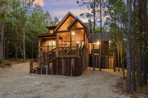 Pet Friendly 1 bedroom cabin- Come relax behind the pine curtain