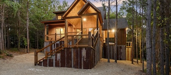 Pet Friendly 1 bedroom cabin- Come relax behind the pine curtain
