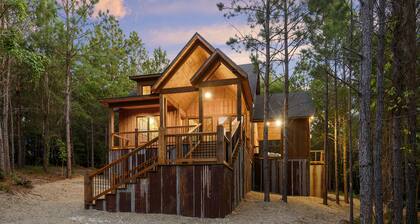 Pet Friendly 1 bedroom cabin- Come relax behind the pine curtain
