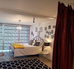 4 habitaciones, escritorio y tabla de planchar con plancha 