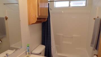 Kombinert dusj/badekar, hårføner, håndklær og toalettpapir