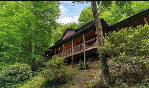 "Between 2 Streams" Beautiful Asheville Mountainside Cabin: Trail-Porch&HotTub!