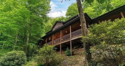 "Between 2 Streams" Beautiful Asheville Mountainside Cabin: Trail-Porch&HotTub!