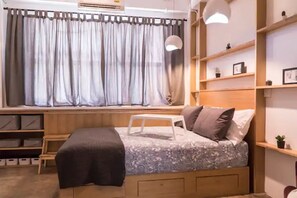 8 bedrooms, desk, iron/ironing board, travel crib