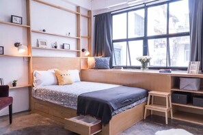 8 Schlafzimmer, Schreibtisch, Bügeleisen/Bügelbrett, Reisekinderbett