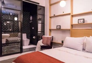 8 camere, una scrivania, ferro/asse da stiro, culla da viaggio