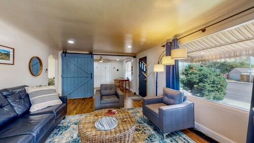 Charming Bungalow - King Bed, office setup