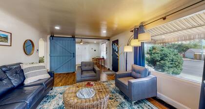 Charming Bungalow - King Bed, office setup