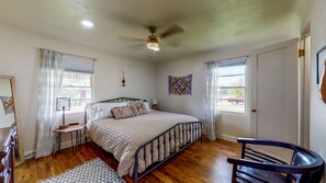 2 bedrooms, desk, iron/ironing board, free WiFi - Charming Bungalow - King Bed, office setup (Twin Falls)