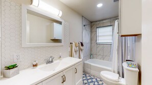 Bañera con ducha, secador de pelo, toallas, jabón