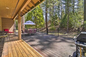 Outdoor dining - Hike + Explore: Graeagle Getaway w/ Furnished Deck (Graeagle)