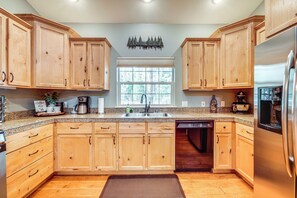 Toaster, mixer, cookware/dishes/utensils, paper towels - Hike + Explore: Graeagle Getaway w/ Furnished Deck (Graeagle)