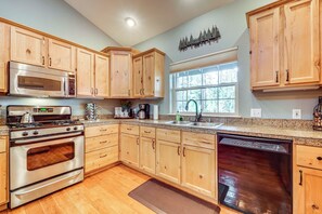 Toaster, mixer, cookware/dishes/utensils, paper towels - Hike + Explore: Graeagle Getaway w/ Furnished Deck (Graeagle)