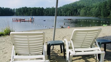 Plage à proximité, chaises longues, serviettes de plage