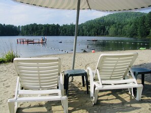 In Strandnähe, Liegestühle, Strandtücher