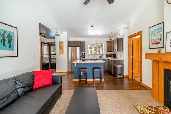 Televisión y chimenea 